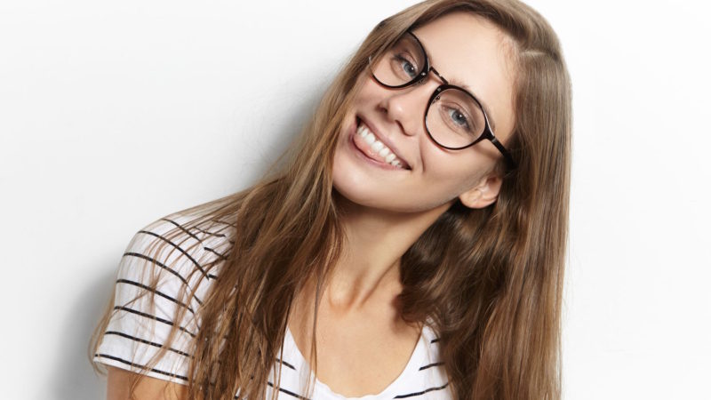 Okulary korekcyjne: Wybór markowych oprawek dla perfekcyjnego stylu i widzenia